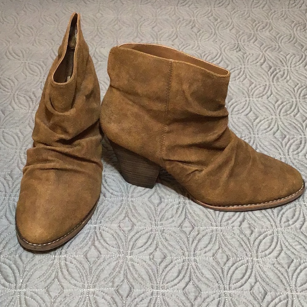 Adorable suede Diba booties. VGUC.